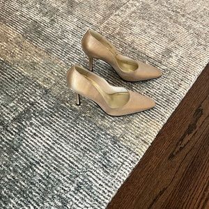 Stuart Weitzman gold like new pumps